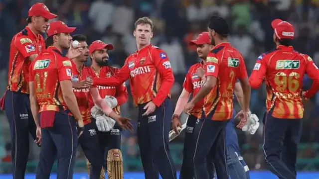 विकेट गिरने के बाद जश्न मनाती पंजाब किंग्स