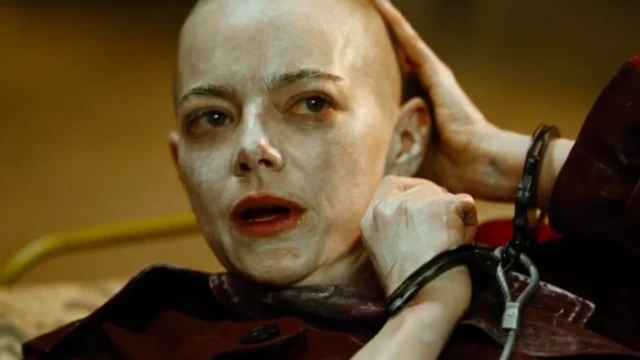 Emma Stone caracterizada como Michelle Muller en Bugonia.