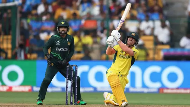 வார்னர், மார்ஷ் அதிரடி சதம்: பாகிஸ்தானை பிழியும் ஆஸ்திரேலியா
