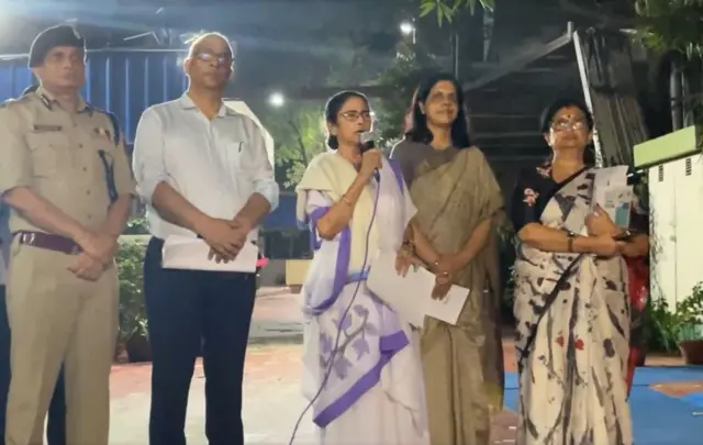 সোমবার গভীর রাতে সাংবাদিকদের মুখোমুখি  হয়েছিলেন মমতা ব্যানার্জী।  