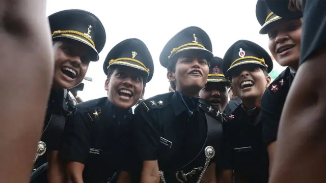 প্রশিক্ষণ অ্যাকাডেমিতে প্রশিক্ষণ শেষে সেনাবাহিনীর নারী ক্যাডেট।