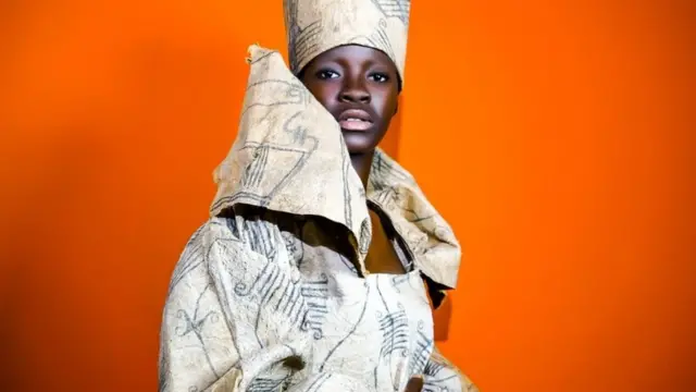 Bikin "Royal Generation" da ke nuna yadda mata ke sanye da tufafin al'ada, wanda 'yar Angola Keyezua, wadda ke aikin baje kolin tufafi ta shirya