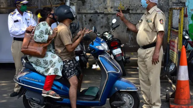 कोरोना, पोलीस