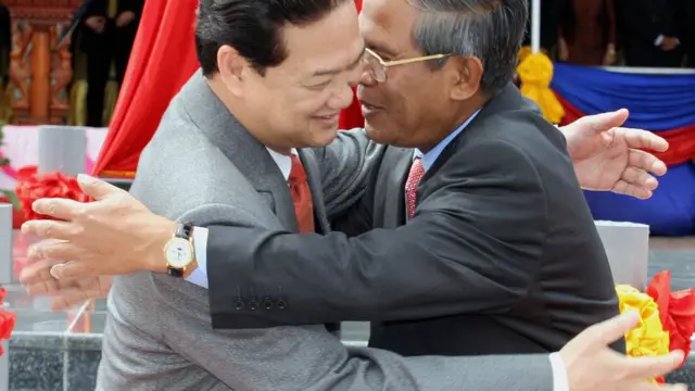Nguyễn Tấn Dũng và Hun Sen năm 2006