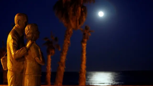 суперлуние