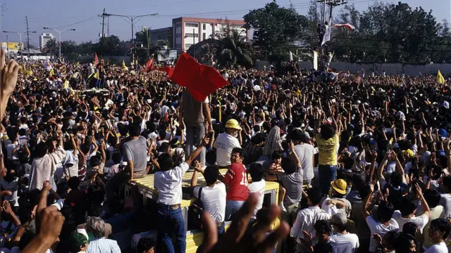 ম্যানিলার এপিফানিও ডি লস স্যান্টোস এভিনিউয়ে প্রতিবাদী জনতার ঢল - ২৪শে ফেব্রুয়ারি ১৯৮৬