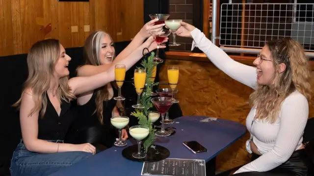 Трое подруг в пабе в Йоркшире