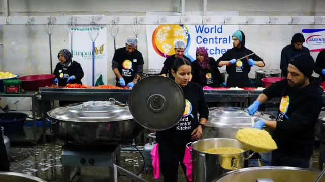 Суратда WCK ходимлари Туркиядаги зилзила ортидан озиқ-овқат тарқатишмоқда.