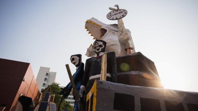 หุ่นล้อการเมืองชุด "The Ancient Ranger" ถูกนำมาจัดแสดงภายในงาน "นิทรรศการการเมือง" ของ มธ. ช่วงปลายเดือน เม.ย. 2560