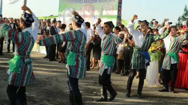 Кыргызстан менен Өзбекстандын ортосундагы чек арадагы "Достук" өткөрмө бекетиндеги бир тараптуу киргизилген чектөөлөр алынды.