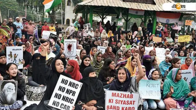 कोलकाता में विरोध प्रदर्शन करती महिलाएं