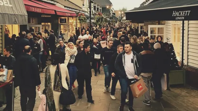 Люди на вулиці з магазинами