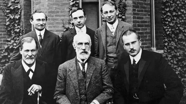 زیگموند فروید (نشسته چپ) در کنار استنلی هال (نشسته وسط) و کارل گوستاو یونگ و آبراهام بریل (ایستاده چپ) در سال ١٩٠٨ در آمریکا