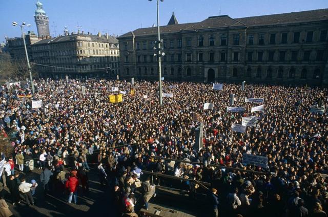 Biểu tình đòi cải cách ở Leipzig hôm 18/11/1989 với hàng chục ngàn người tham dự