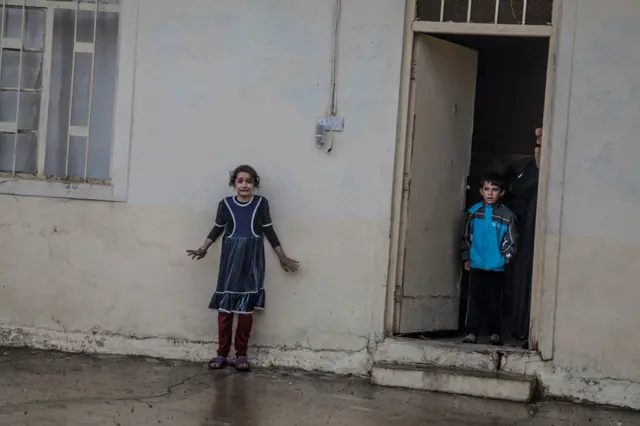ực lượng Đặc biệt của Iraq lục soát nhà ở Gogjali, một huyện phía đông Mosul, để tìm trang thiết bị của ISIS hôm 02/11/2016.