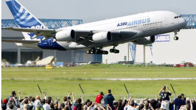 แอร์บัส เอ 380 เป็นเครื่องบินพาณิชย์ที่ใหญ่ที่สุดในโลก เปิดตัวเมื่อเดือนเมษายน 2005