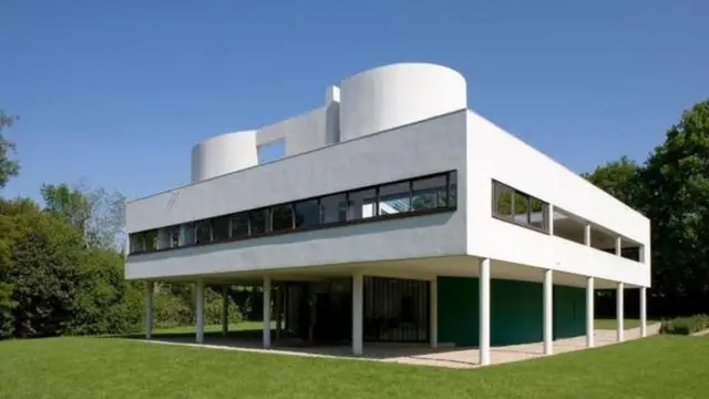 لوکوربوزیه ویلای ساووی را در سالهای ۱۹۲۸ تا ۱۹۳۱ ساخت. نماد نوعی از مدرنیسم بود که بسیاری از جمله ژاک تاتی در فیلم‌های خود به آن حمله کردند