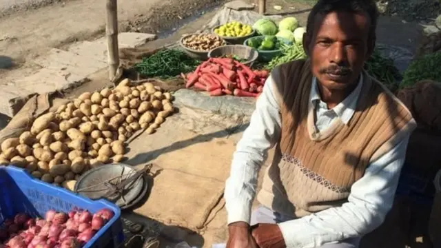 एक सब्जी विक्रेता.