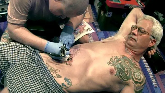 В США татуировка - тоже модно. Причем у представителей самых разных поколений