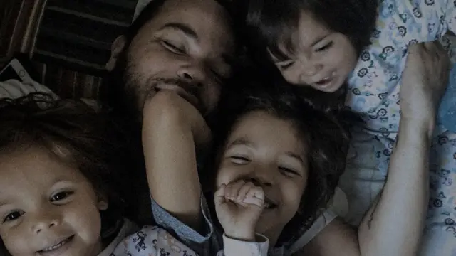 Педриньо Фонсека со своими детьми