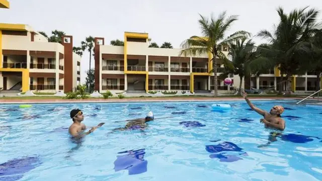 கோல்டன் பே விடுதி