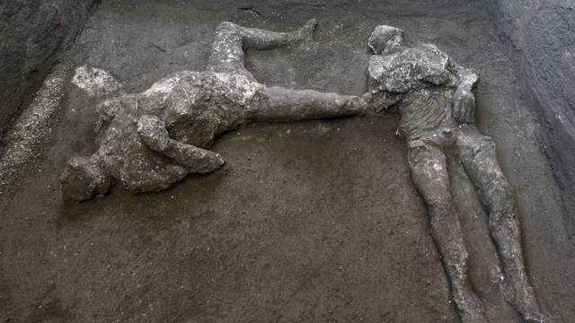 意大利庞贝古城挖掘出两具遗骸