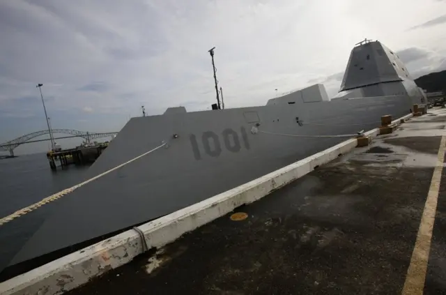 習近平主席由西班牙飛往阿根廷出席20國峰會時,美國海軍1.5萬噸朱姆沃爾特級驅逐艦(USS Michael Monsoor)通過巴拿馬運河後,停泊太平洋端巴拿馬海事服務隊SENAN碼頭。