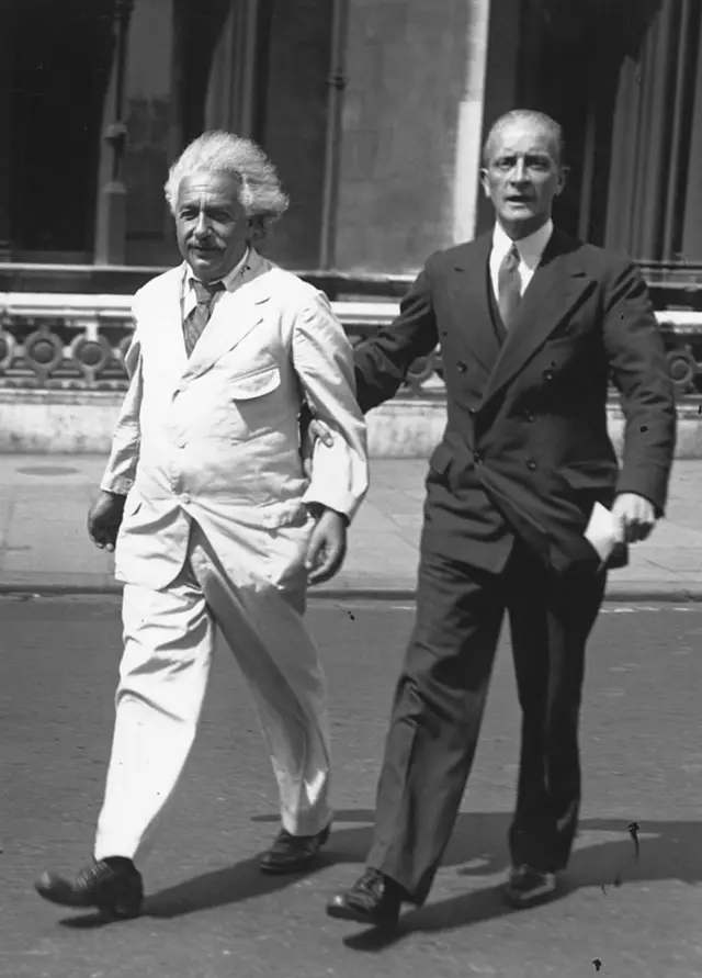 Albeert Instaayin miilla dheerefachuuf yeroo hiriyaa isaa wojjin deemu