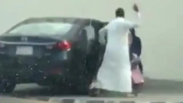 أب يعنف طفلة