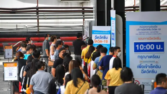 บรรยากาศการรับวัคซีนตาจุดบริการในกรุงเทพฯ