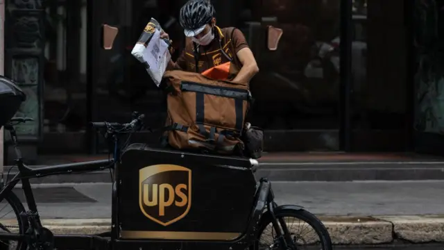 Repartidor de UPS en Milán, Italia.