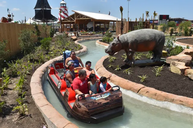 Barco adaptado no parque aquático