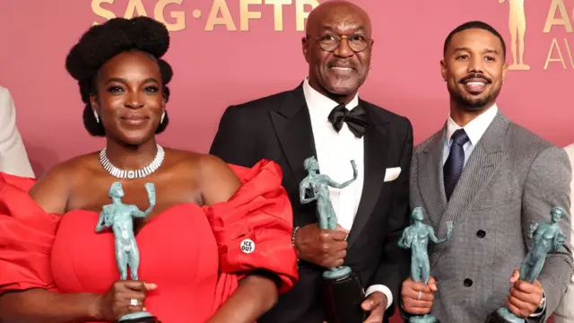 
Wunmi Mosaku, Delroy Lindo, na Michael B. Jordan, begukanye igihembo cya Outstanding Performance by a Cast in a Motion Picture ku bw’uruhare rwabo muri Sinners, bafotowe mu cyumba cy’itangazamakuru mu gihe cy’ibihembo bya 32 bya buri mwaka bya Actor Awards, kuri Shrine Auditorium and Expo Hall, ku wa 1 Werurwe 2026, i Los Angeles, California.