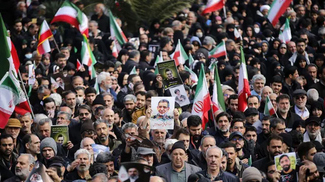 तेहरान में आईआरजीसी के प्रवक्ता जनरल अली मोहम्मद नैनी के जनाज़े में उमड़े लोग (तस्वीर: 21 मार्च) 