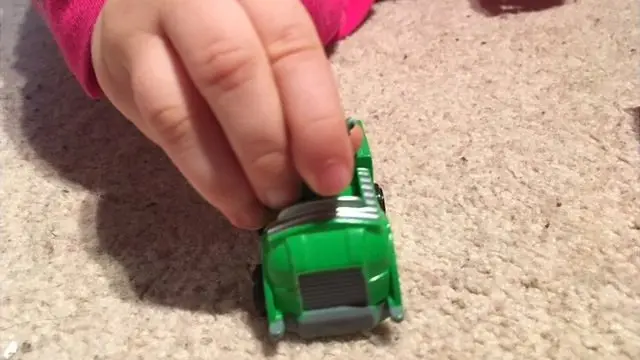 Рука ребенка с машинкой