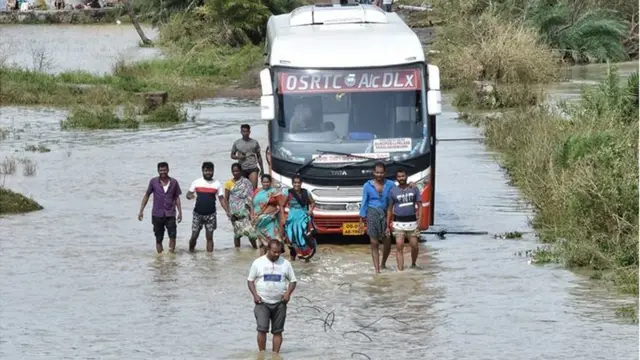 వరద నీటిలో వెళ్తున్న ఒడిశా ఆర్టీసీ బస్సు