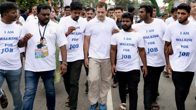 पदयात्रा पर राहुल गांधी