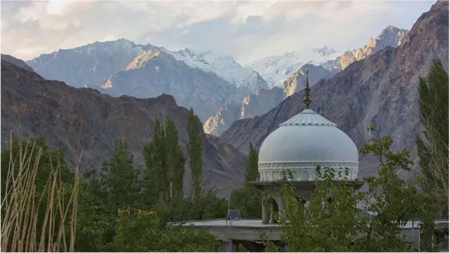 నూర్ బక్షి మసీదు