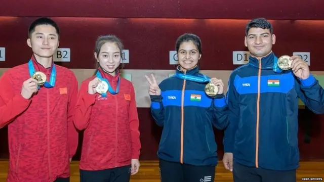 અન્ય ચંદ્રક વિજેતાઓ સાથે મનુ ભાકર