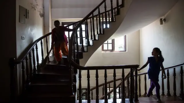 एलएसीसी के अलावा नेपाल में सरकार द्वारा औरतों के लिए 17 सेफ हाउस चलाए जा रहे हैं.