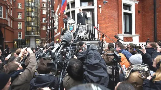 Il dénonce une manœuvre pour le faire extrader vers les États-Unis, où il risque d'être poursuivi pour la publication de documents militaires et diplomatiques confidentiels.