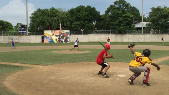 Niños juegan en el estadio infantil del complejo deportivo Hugo Chávez, en Managua.