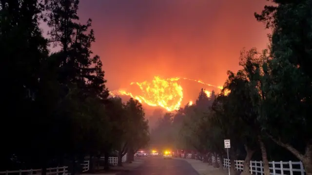 Огонь движется в направлении ранчо Paramount