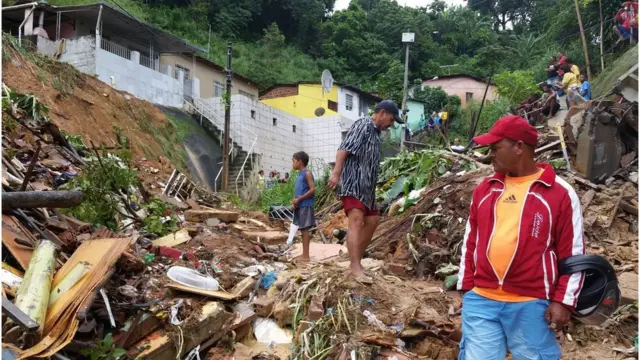 desabrigados por chuvas no recife