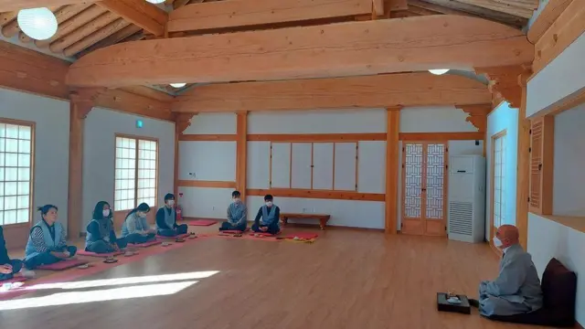 ဗုဒ္ဓဘာသာတရားစခန်းတွေဟာ စိတ်ဖိစီးမှုလျှော့ချရာမှာအထောက်အကူဖြစ်ပေမဲ့ အကျိုးအမြတ်ရယူမှုအတွက် အဝေဖန်ခံရ