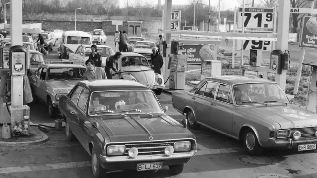 বার্লিনের এক পেট্রোল পাম্পে গাড়ির লাইন