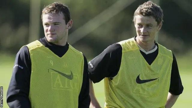 Wayne Rooney (ibumoso) yakinanye na Ole Gunnar Solskjaer muri Manchester United mu myaka itatu y'imikino