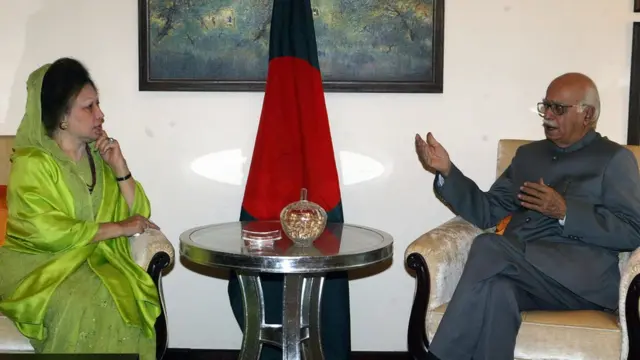 ২০০৬ সালে দিল্লি সফরের সময় ভারতের তৎকালীন বিরোধী নেতা বিজেপির লালকৃষ্ণ আদভানীর সঙ্গে খালেদা জিয়া।