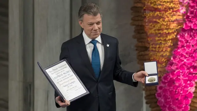 Juan Manuel Santos con el premio Nobel de la paz.
