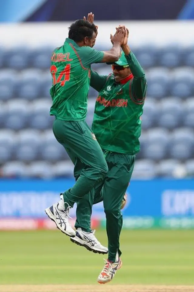 মার্টিন গাপটিলের উইকেট তুলে নেয়ার পর মোসাদ্দেক হোসেনের সঙ্গে মিলে উল্লাস করছেন বোলার রুবেল হোসেন